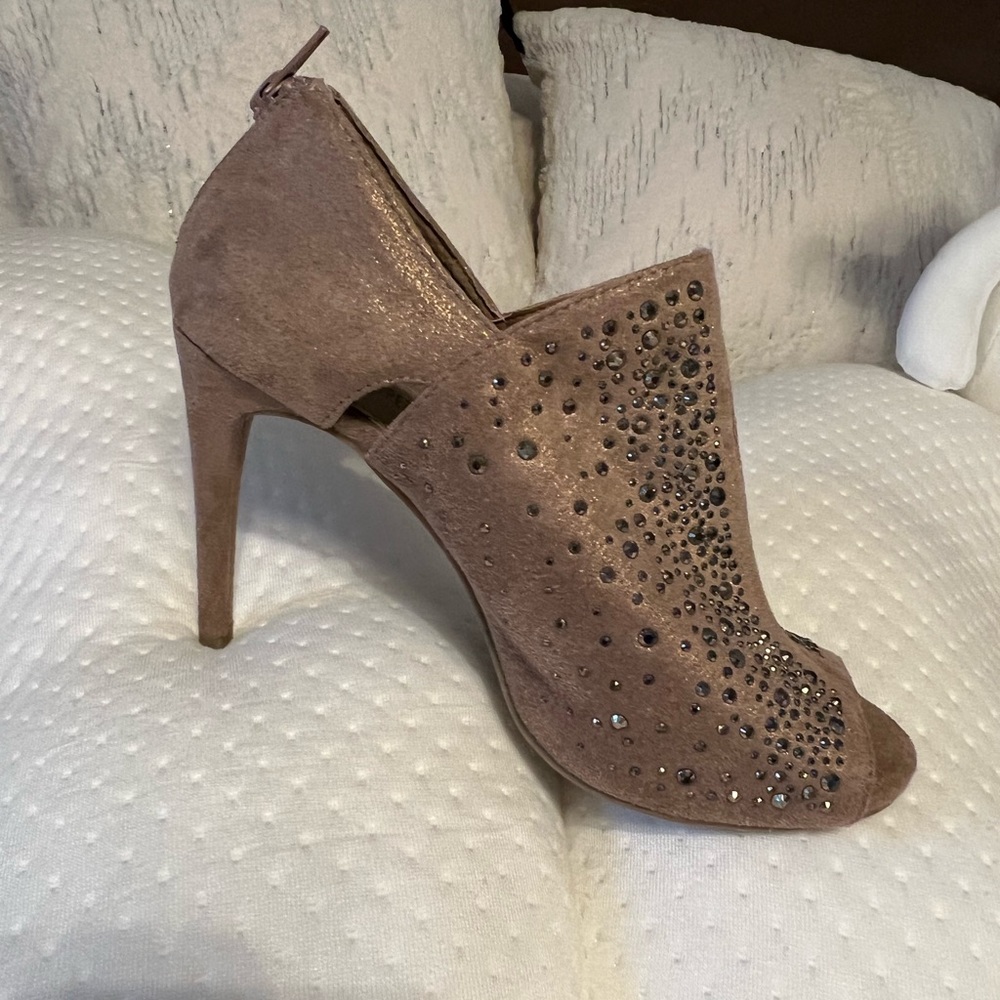Beautiful new Jennifer Lopez open toe booties